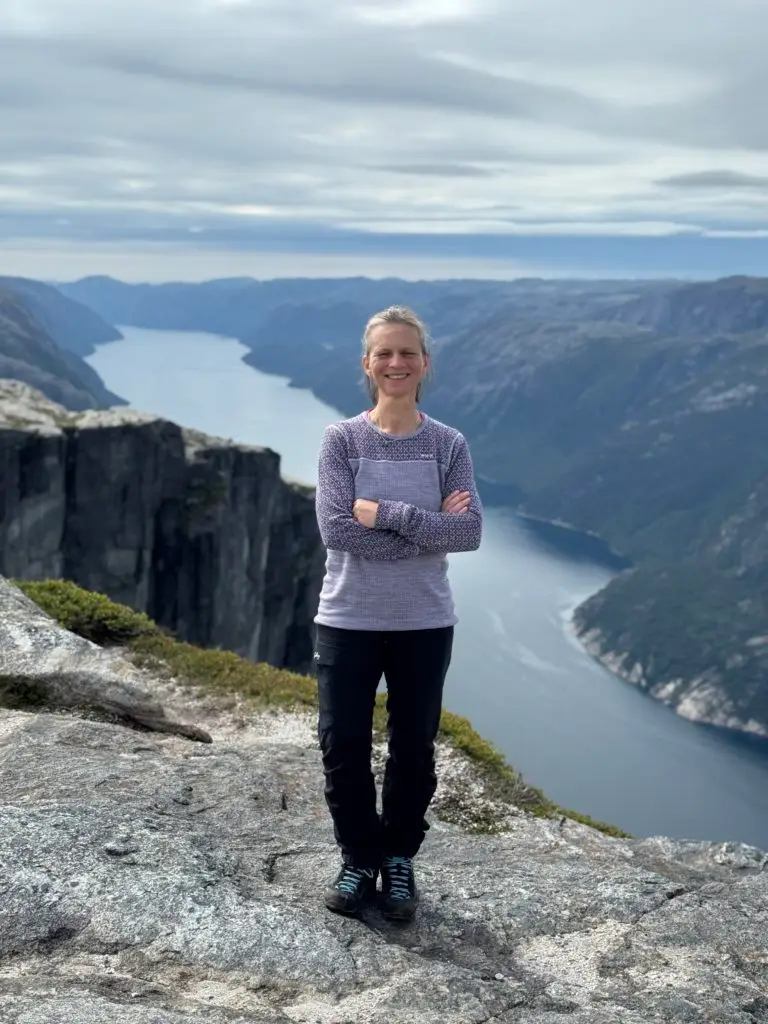 Antje Hüfner auf einer Wanderung in Norwegen, im Hintergrund der Lysefjord