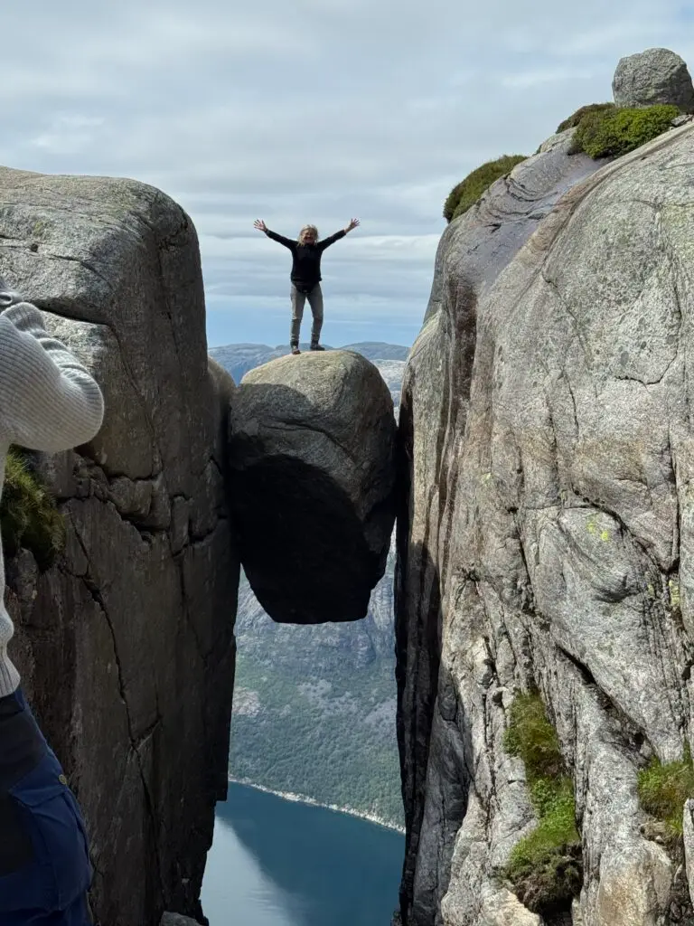 Frau auf dem Kjerag -in Norwegen