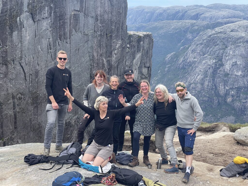 Gruppe auf der Plattform neben dem Kjerag in Norwegen