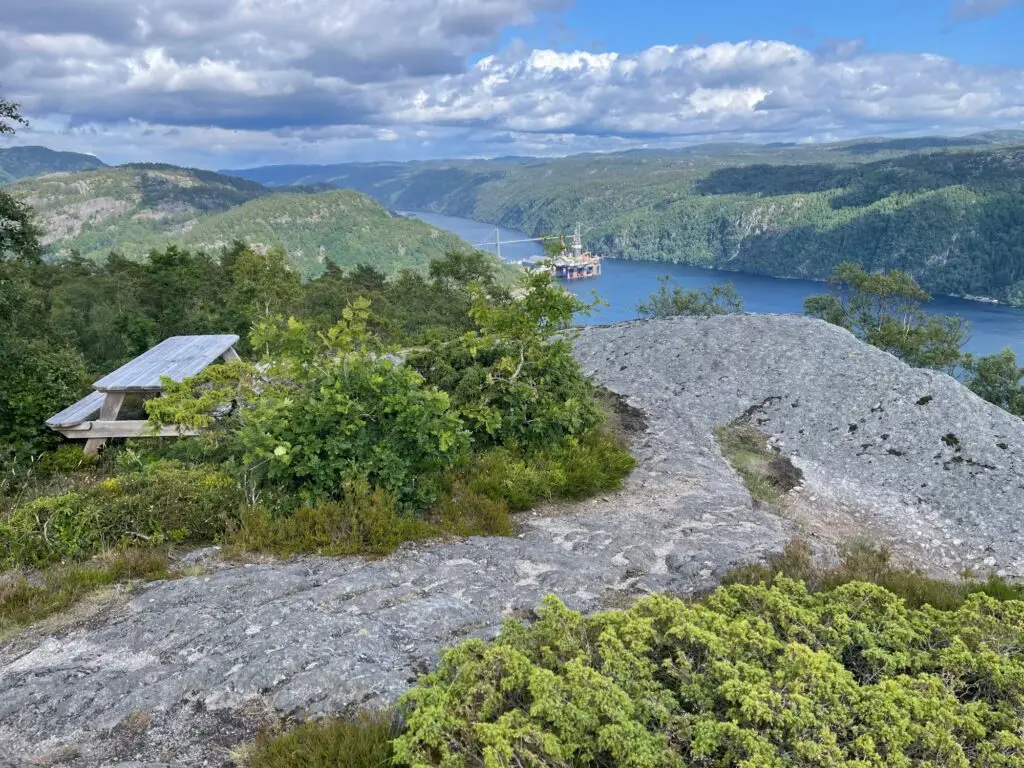 Fedafjord in Norwegen mit schwimmender Werft
